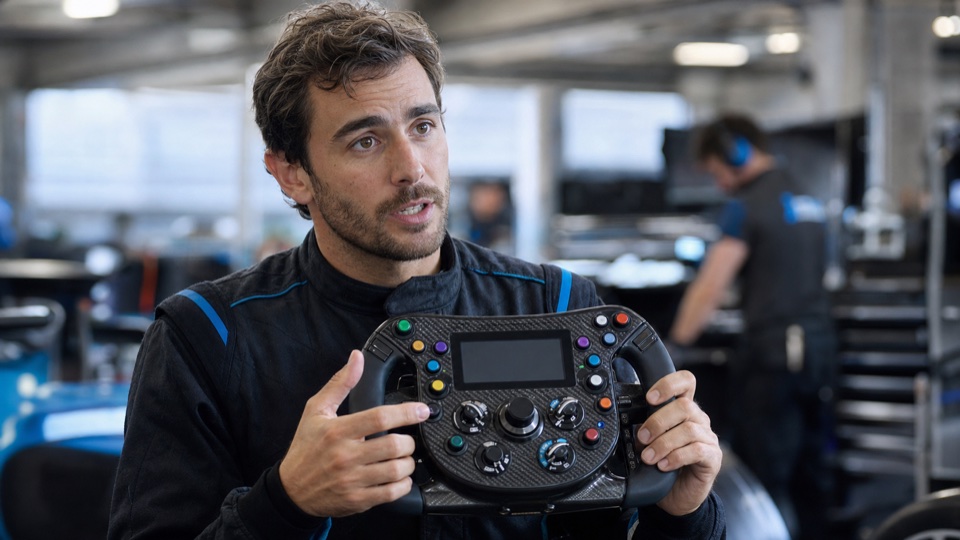 Pilote tenant le volant